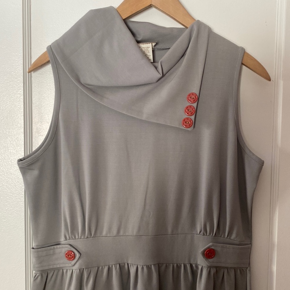 Retro style Matilda Jane knit dress. VGUC Gray with rose buttons